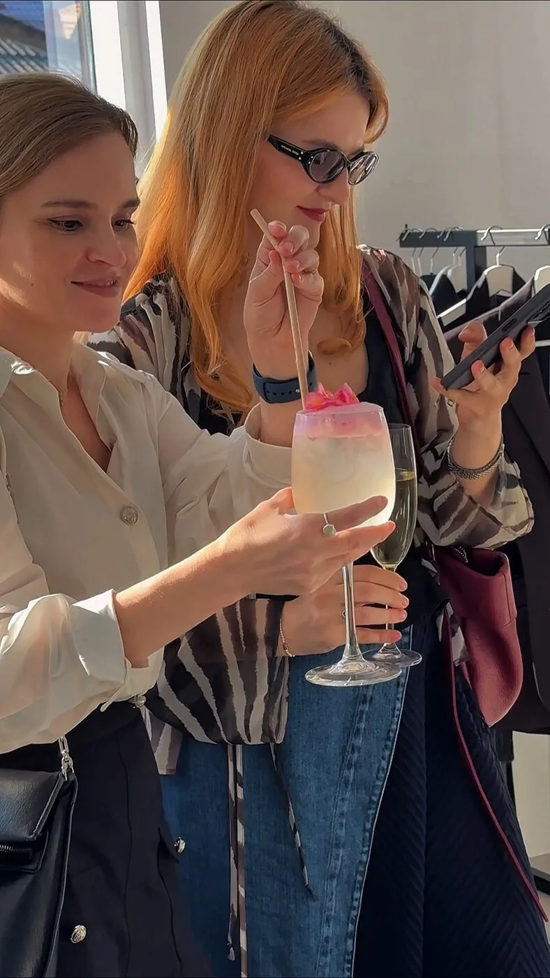 Invitată admirând un cocktail cu floare