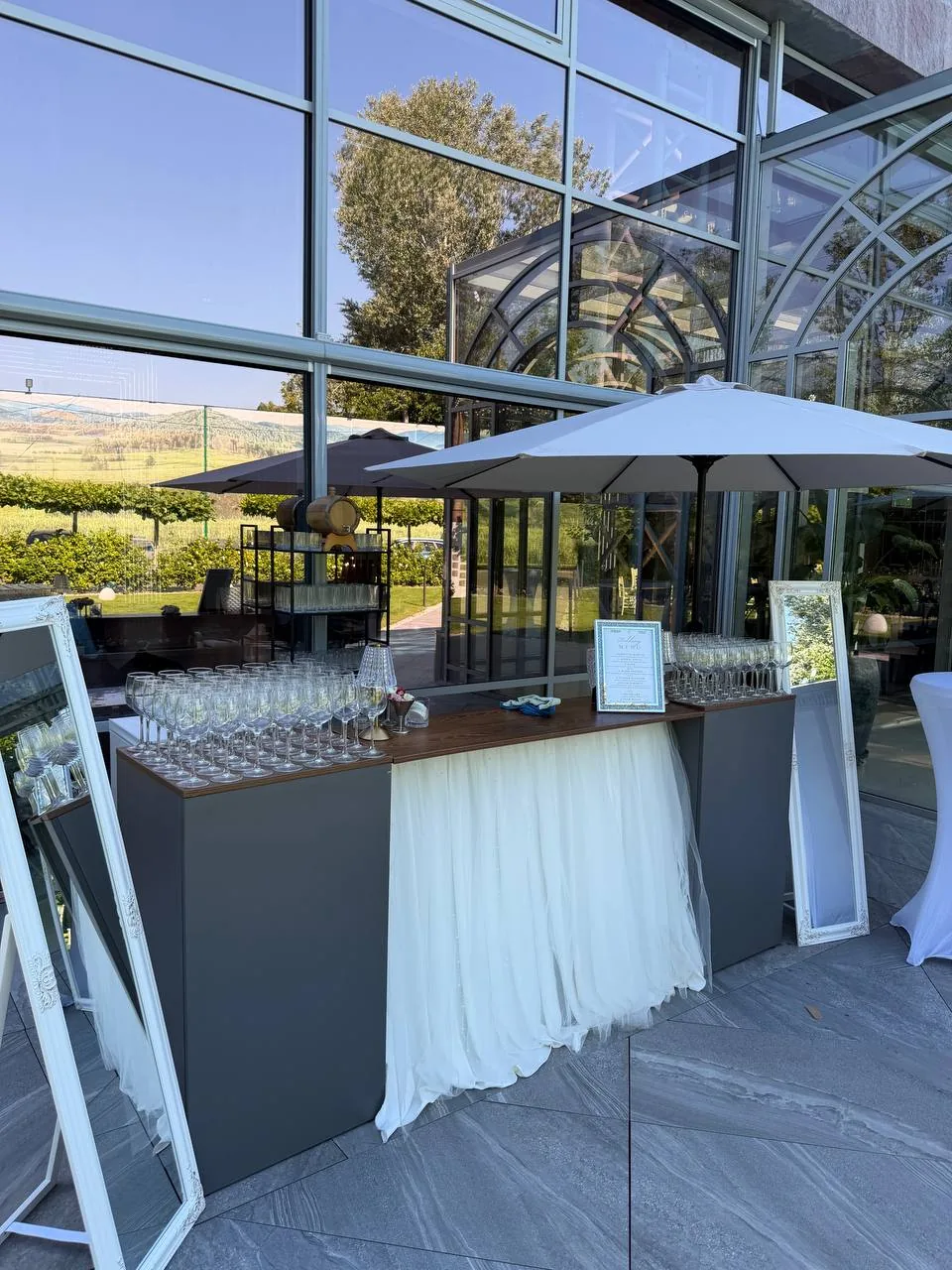Barul mobil Covor montat la eveniment, paharele aranjate