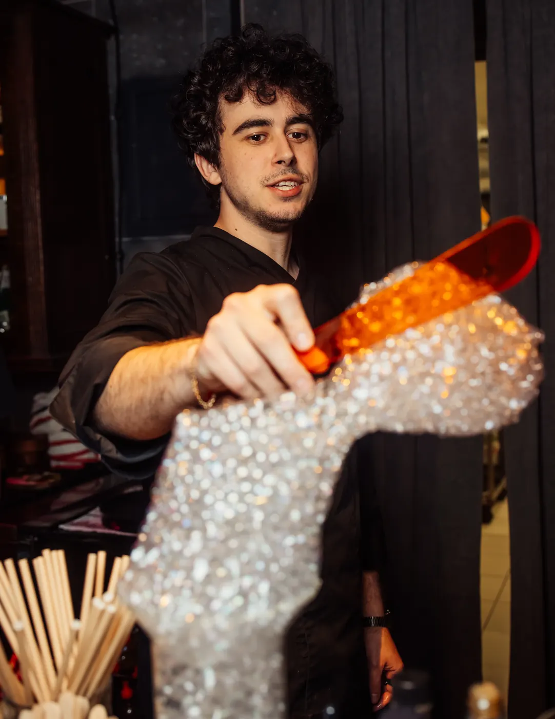 Barman COVOR turnând gheață