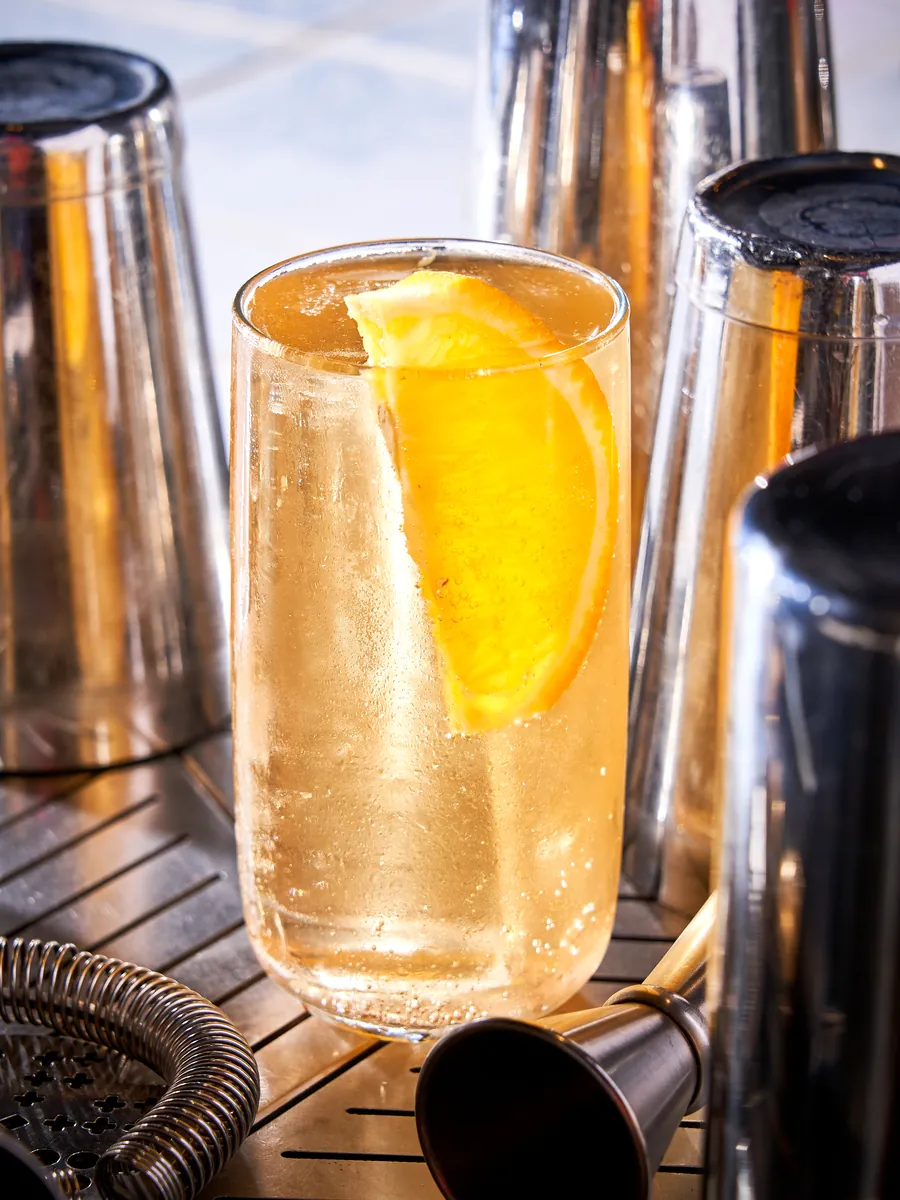 Cocktail Aur de Gutui — gutui și gin, în pahar highball cu felie de citrice, COVOR BAR Chișinău