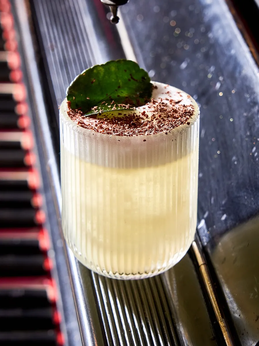 Cocktail Dor de Viță — vodcă de struguri și lemongrass, cu spumă mătăsoasă și frunză de kafir lime, COVOR BAR Chișinău