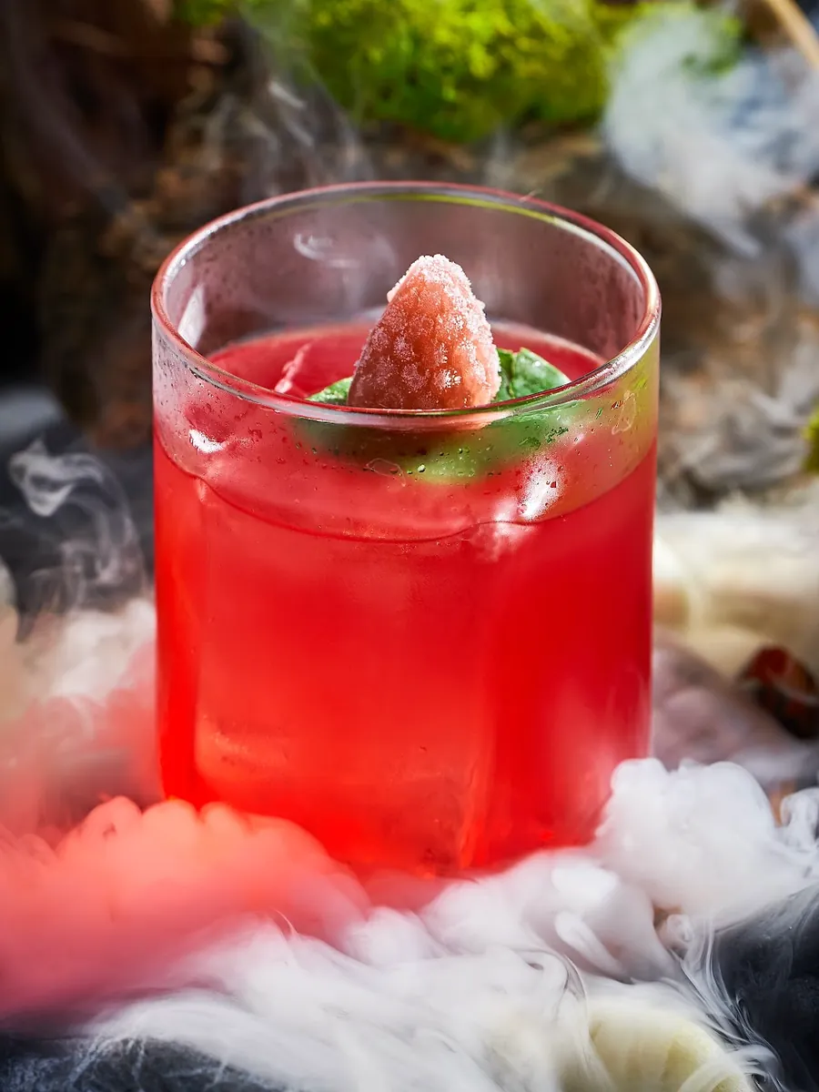 Cocktail Muma Pădurii — rom alb și coacăză neagră, cu zmeură, în abur de gheață carbonică, COVOR BAR Chișinău