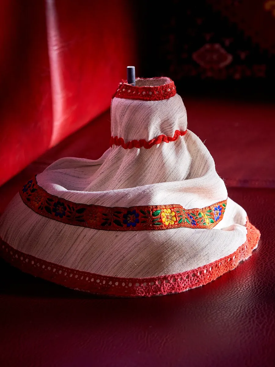 Cocktail Piatra de Sacrificiu — tequila și mezcal, servit sub o pânză cu broderie tradițională, COVOR BAR Chișinău