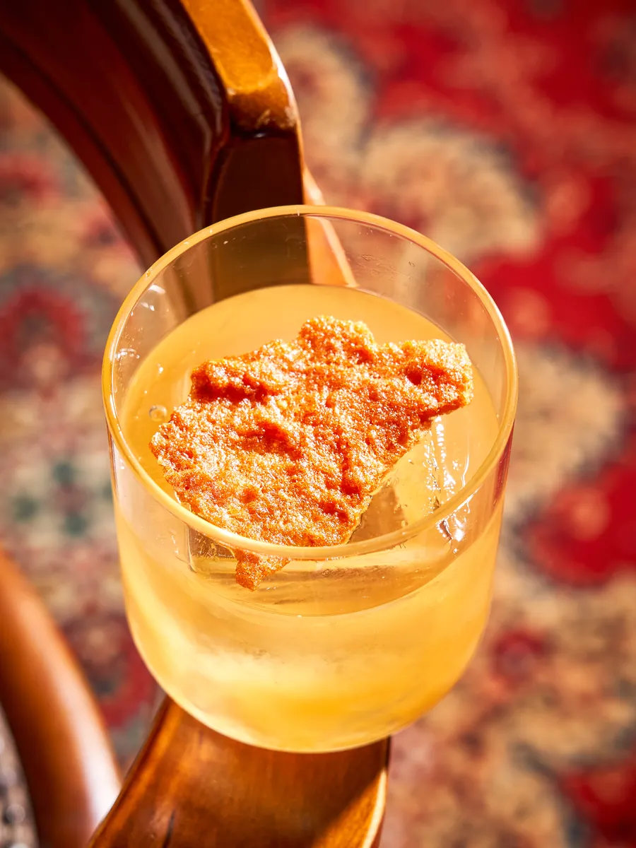 Cocktail Suflul Nopții — vodcă, pară și alună, cu crocant de alune, pe covor moldovenesc, COVOR BAR Chișinău