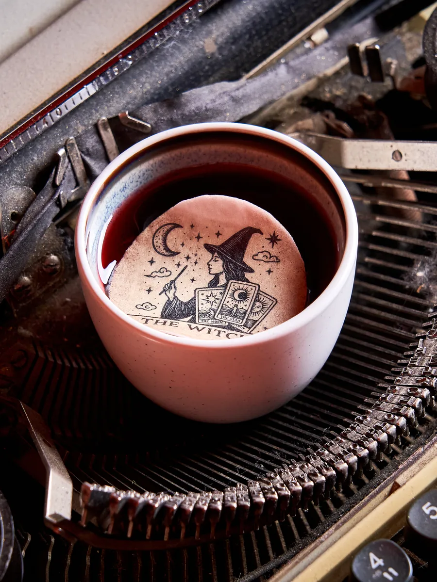 Cocktail Vrăjitoarea — gin și vișină, în ceașcă de ceramică cu ilustrația „The Witch”, COVOR BAR Chișinău