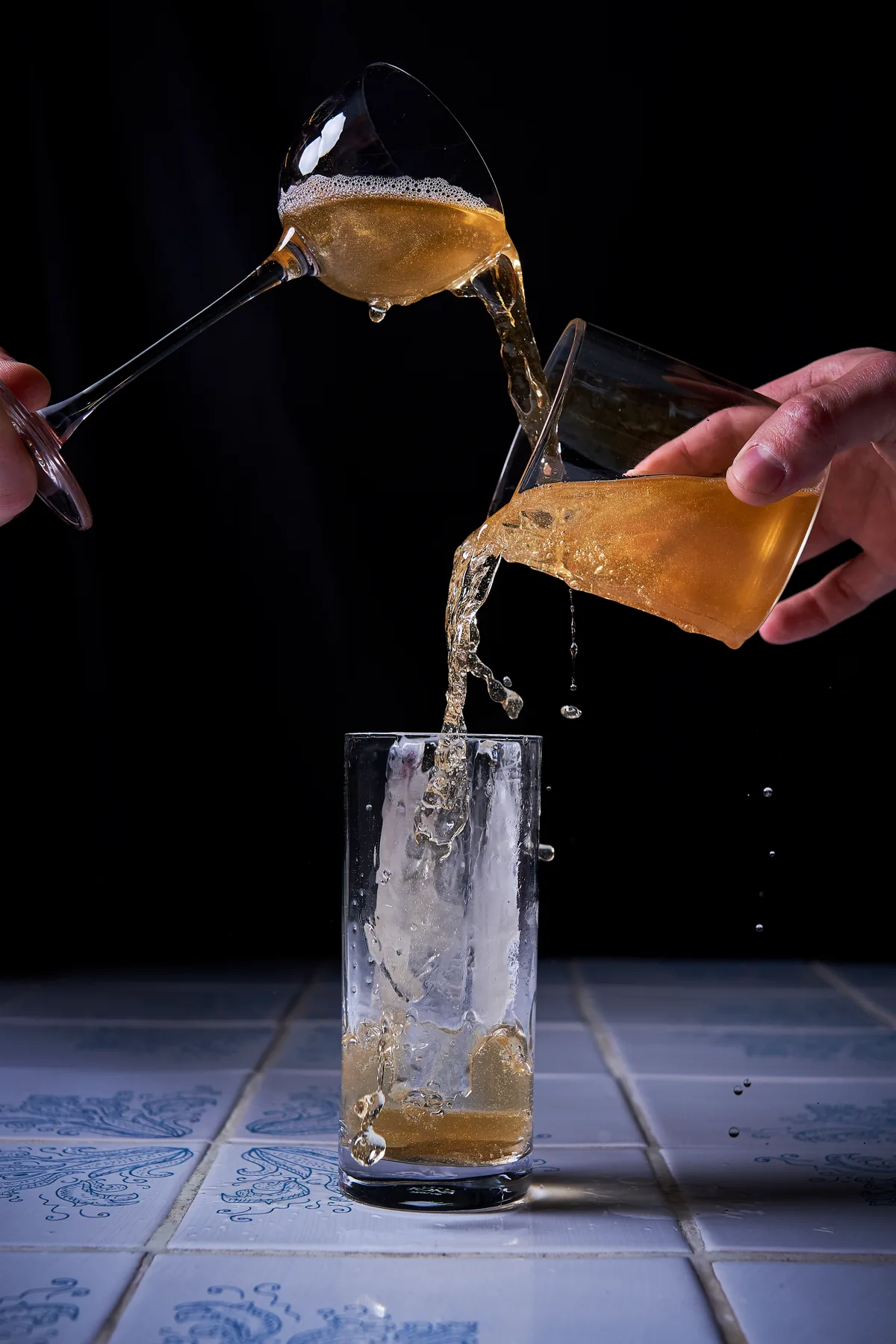 Cocktail de autor turnat din două pahare, pe faianță pictată — COVOR BAR Chișinău