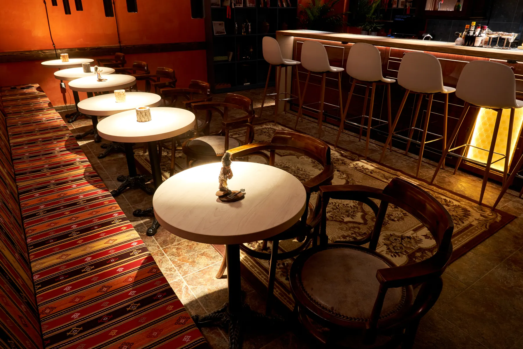 Sala COVOR BAR: mese rotunde, banchetă cu covor moldovenesc, bar luminat