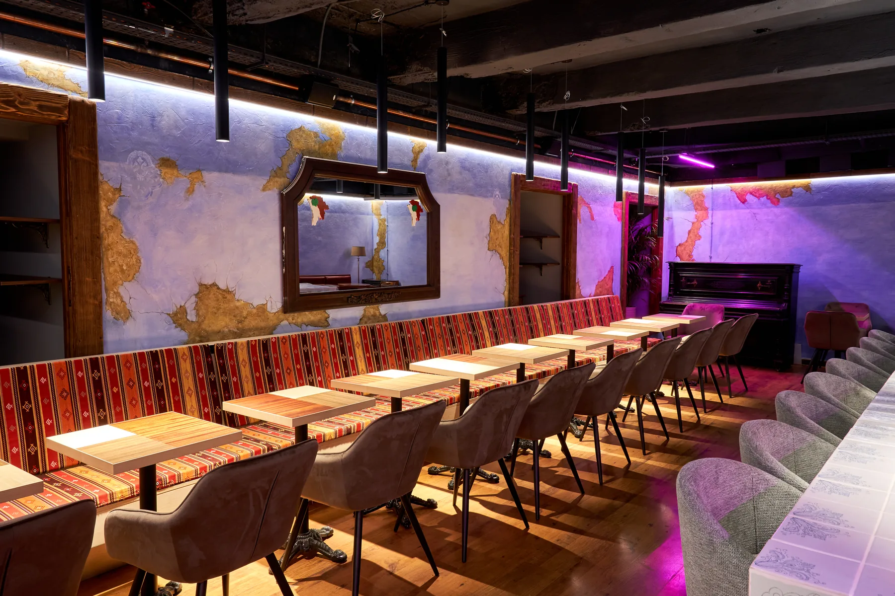 Separeu COVOR BAR: banchetă cu covor moldovenesc, oglindă și pian vechi