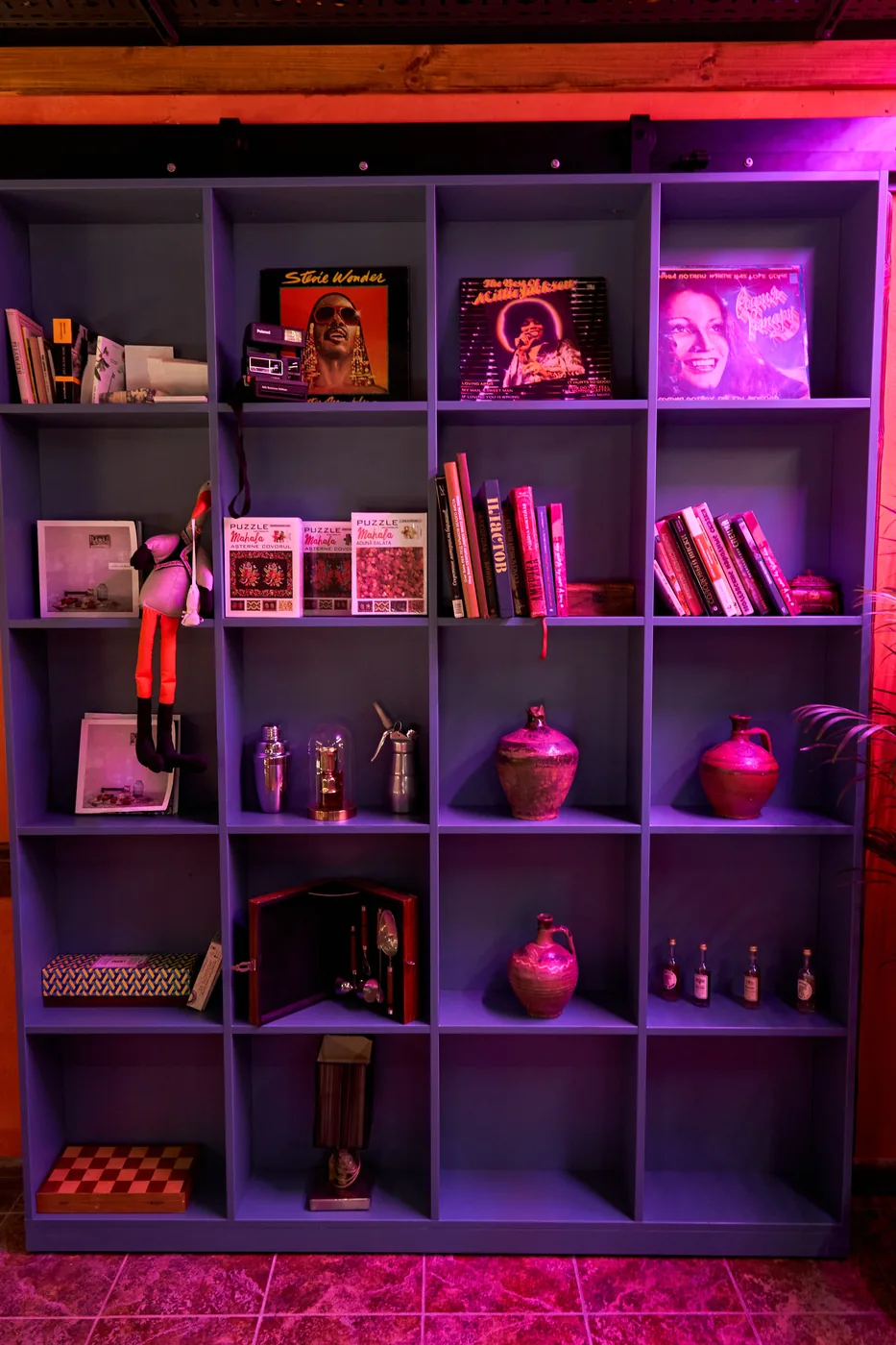 Vitrină decorativă cu viniluri, cărți și unelte de bar la COVOR BAR